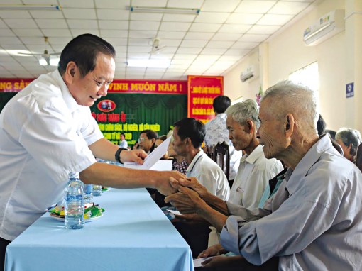 Thăm, tặng quà Tết gia đình
chính sách, hộ nghèo