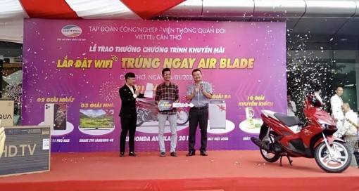 Trao giải thưởng cho khách hàng tham gia chương trình: “Lắp đặt wifi –Trúng ngày Air Blade”