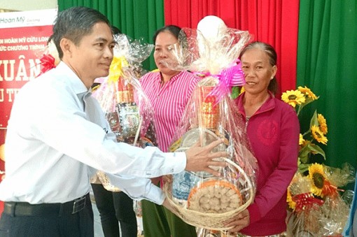 Bệnh viện Đa khoa Hoàn Mỹ Cửu Long tặng quà Tết cho gia đình chính sách