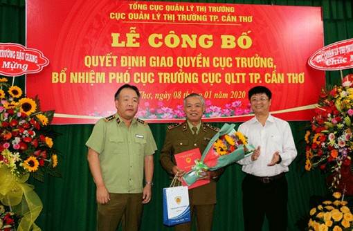 Trao quyết định điều động cán bộ