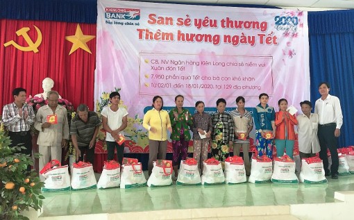 Kienlongbank tặng quà Tết cho gia đình
có hoàn cảnh khó khăn tại Ô Môn