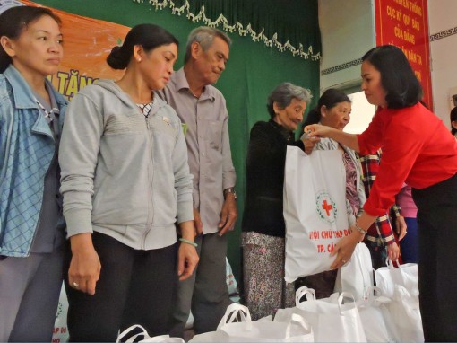 Trao quà Tết cho người nghèo và nạn nhân chất độc da cam