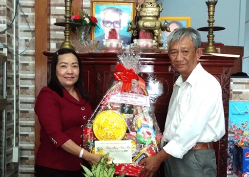 Lãnh đạo thành phố chúc Tết các gia đình có công với cách mạng