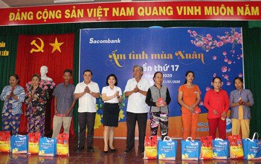 Trao tặng 150 triệu đồng cho các gia đình có hoàn cảnh khó khăn