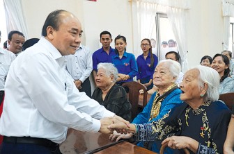 Thủ tướng Nguyễn Xuân Phúc kiểm tra công tác sẵn sàng chiến đấu, trực Tết tại Quân khu 9
và tặng quà Tết tại quận Bình Thủy