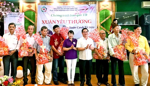 Trao quà Tết “Xuân yêu thương”