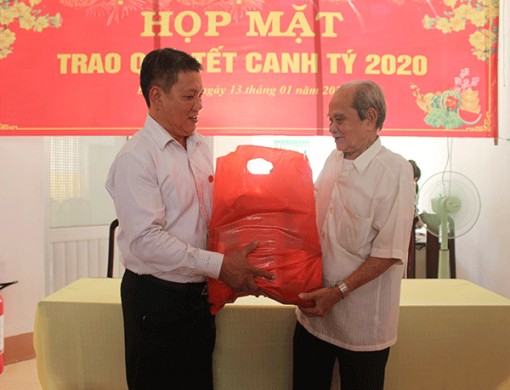 Họp mặt, tặng quà Tết nạn nhân chất độc da cam