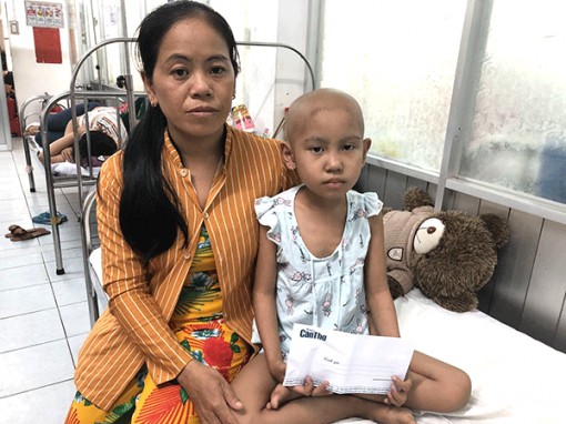 Trao tiền hỗ trợ bé 8 tuổi bị ung thư buồng trứng