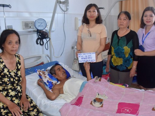 Trao tiền giúp bệnh nhân nghèo