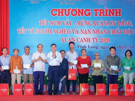 Thủ tướng dự chương trình “Tết sum vầy”
với người nghèo tại Vĩnh Long