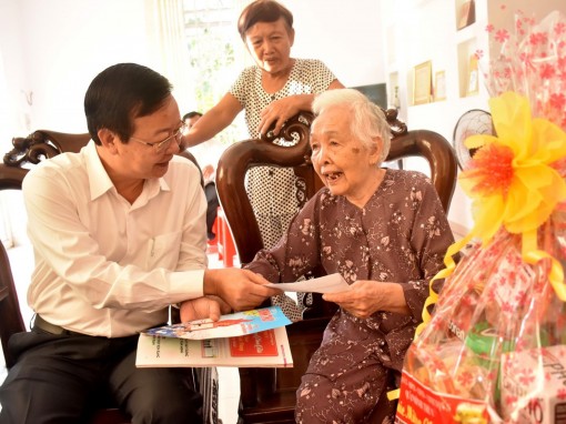 Bình Thủy: Thăm hỏi, tặng quà Tết Mẹ Việt Nam Anh hùng và các cơ quan, đơn vị