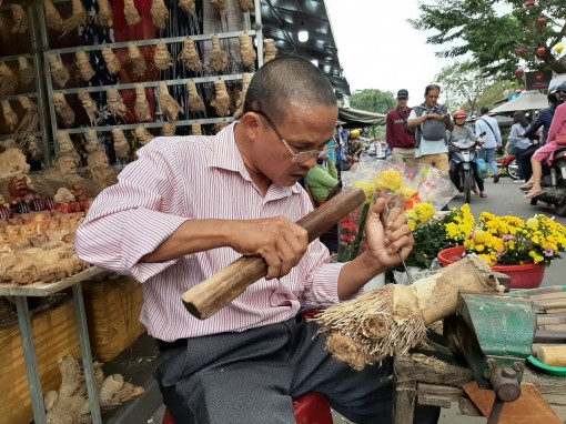 Nghệ nhân tài hoa chế tác tượng gốc tre giữa lòng phố cổ Hội An