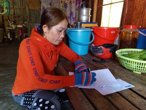 Trao tiền từ thiện