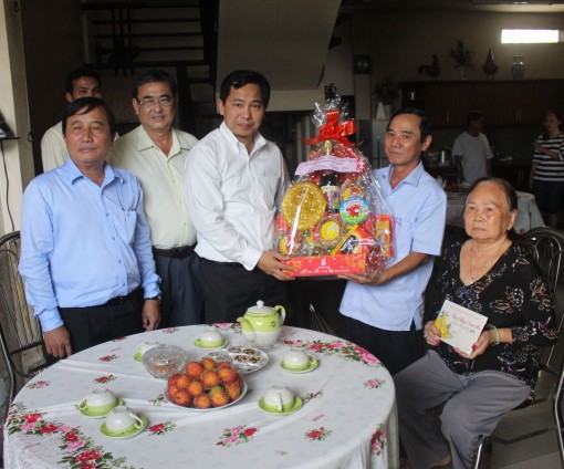 Chủ tịch UBND thành phố thăm, chúc Tết gia đình cán bộ hy sinh, từ trần