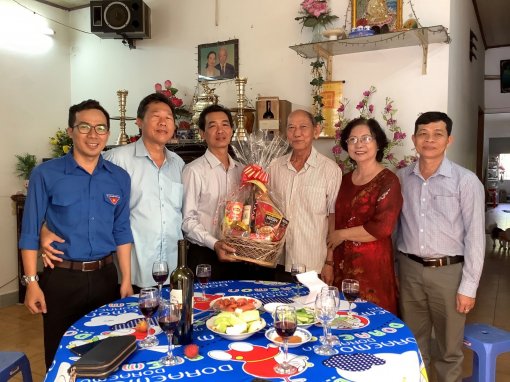 Lãnh đạo Báo Cần Thơ thăm và chúc Tết cán bộ hưu trí