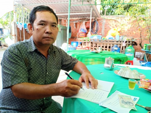 Trao tiền từ thiện