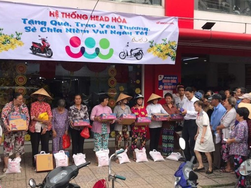HEAD Honda Hóa tặng 500 phần quà cho hộ nghèo, hộ gặp khó khăn và học sinh vượt khó