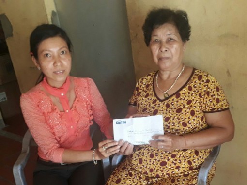 Trao tiền từ thiện cho Thanh Tuyền