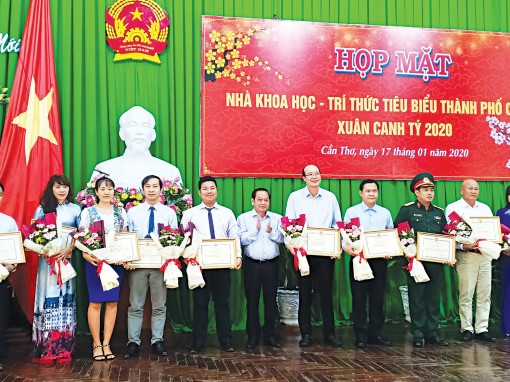 Họp mặt, chúc Tết cán bộ hưu trí, các nhà khoa học, trí thức, quý vị chức sắc, chức việc các tôn giáo