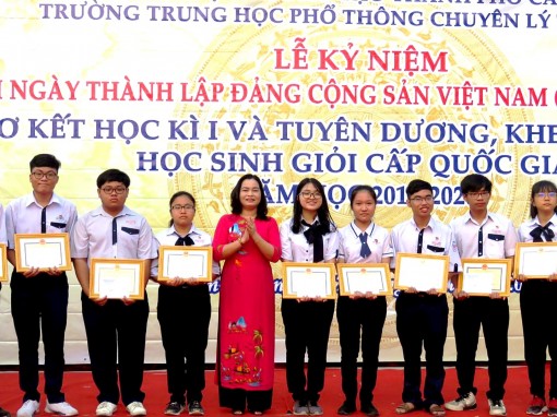 Khen thưởng đột xuất 28 học sinh 
đạt giải Kỳ thi Chọn học sinh giỏi 
THPT cấp quốc gia