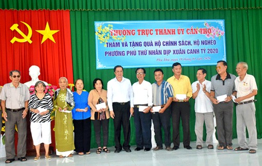 Lãnh đạo thành phố chúc Tết gia đình của cán bộ hy sinh, từ trần