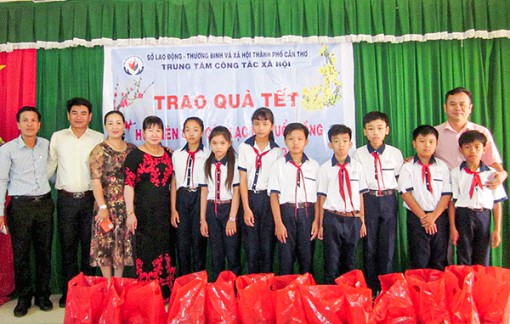 Chan hòa niềm vui Tết