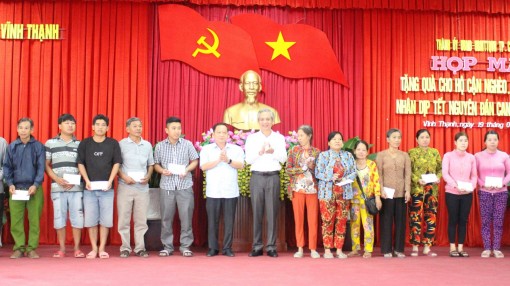 Lãnh đạo thành phố tặng quà cho các gia đình chính sách