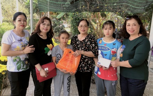 Giúp hai trẻ mồ côi có điều kiện vui Tết Canh Tý