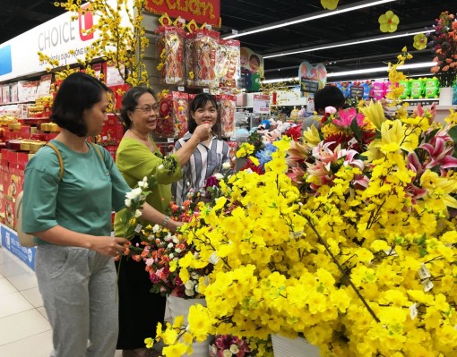 Phong phú hàng trang trí Tết