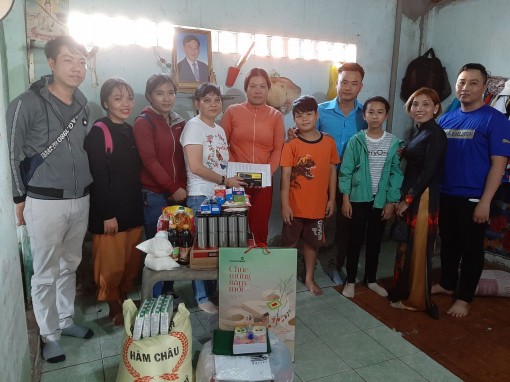 Trao tiền từ thiện cho 5 học sinh Trường Tiểu học Nguyễn Việt Hồng