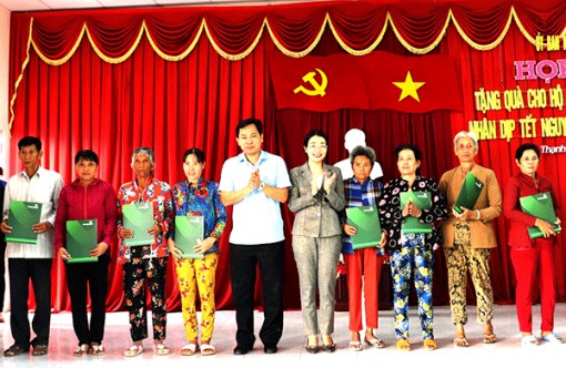 Chủ tịch UBND TP Cần Thơ tặng quà hộ cận nghèo, hộ khó khăn huyện Vĩnh Thạnh