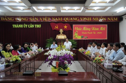 Họp mặt cán bộ, công chức Văn phòng Thành ủy