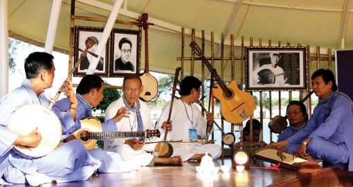 Về miền Tây, nghe chuyện đờn ca<br>Trăm năm "Dạ cổ hoài lang"