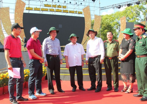 Lãnh đạo thành phố thăm, chúc Tết công nhân công trình đô thị