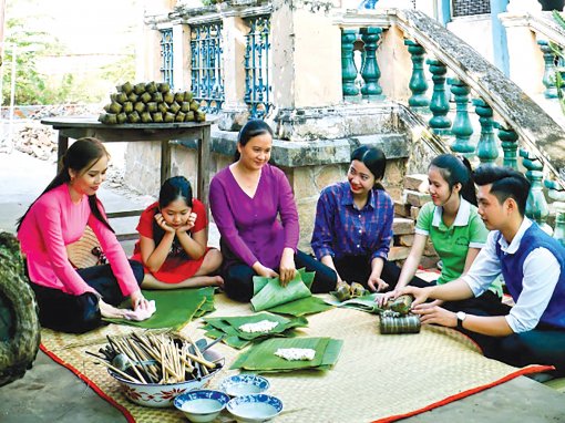 <span style="color: blue">Giữ những mùa xuân cho du lịch</span> <br>Phát triển bền vững từ văn hóa bản địa