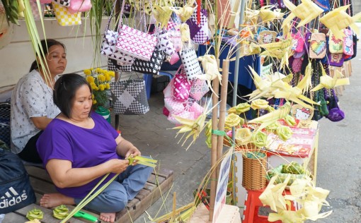 Tìm về tuổi thơ với đồ chơi thắt bằng lá dừa