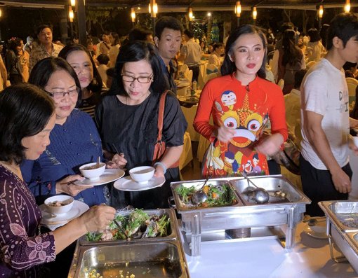 Câu chuyện bàn ăn