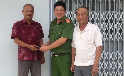 Đề nghị khen thưởng chiến sĩ công an nhặt của rơi
trả người dân