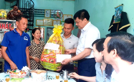 Trao Lệnh gọi nhập ngũ và Quyết định tham gia nghĩa vụ cho 175 công dân