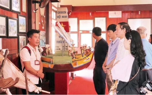 Thăm Nhà trưng bày Hải đội Hoàng Sa