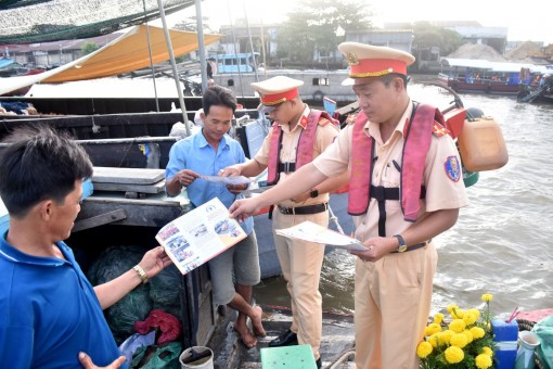 Nỗ lực giữ gìn trật tự, an toàn giao thông trên tuyến đường thủy nội địa