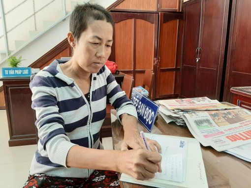 Trao tiền từ thiện cho người bệnh nghèo