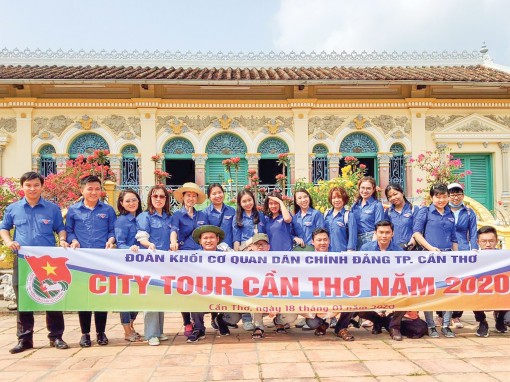 Cán bộ Đoàn nêu gương