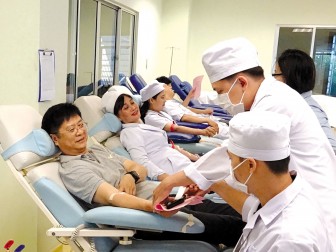 Hàng trăm người tham gia hiến máu khẩn cấp