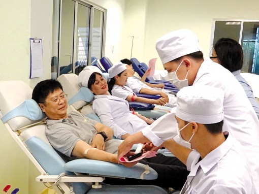 Hàng trăm người tham gia hiến máu khẩn cấp