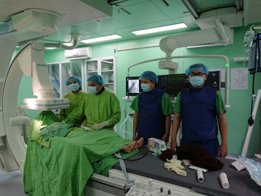 Đặt máy tạo nhịp tạm thời, cứu sống cụ bà 98 tuổi