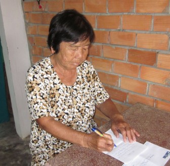 Hỗ trợ hai phụ nữ khó khăn, bệnh tật