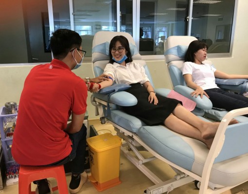Hàng loạt bệnh viện ở Cần Thơ vận động cán bộ y tế tham gia hiến máu