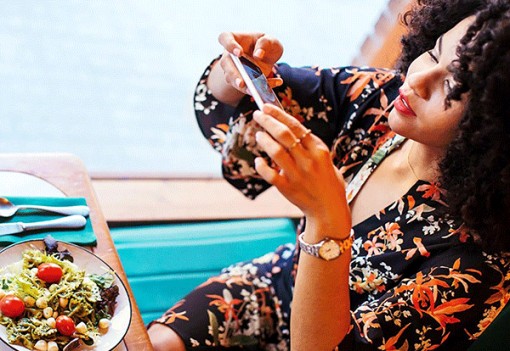 Bạn bè trên mạng xã hội có thể ảnh hưởng đến thói quen ăn uống