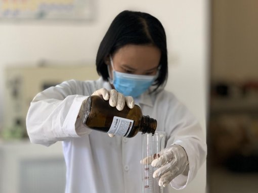 Trường Đại học Trà Vinh điều chế nước rửa tay phát miễn phí cho học sinh, sinh viên và người dân